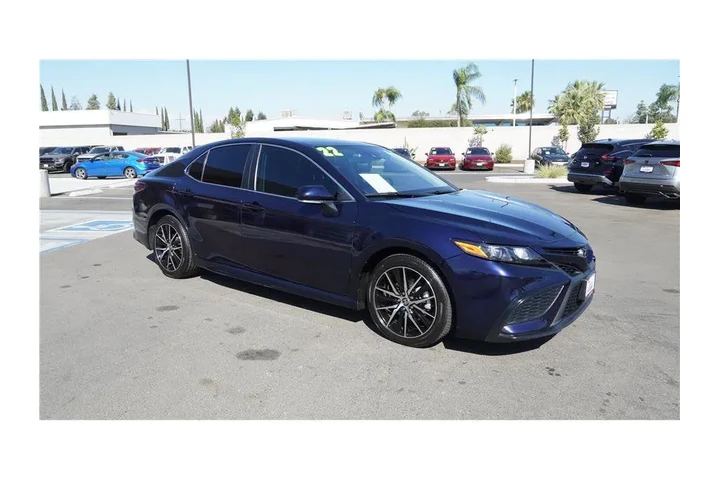 $22500 : 2022 Camry SE Sedan 4D image 4