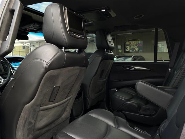 2017 Escalade 4WD 4dr Platinum image 8