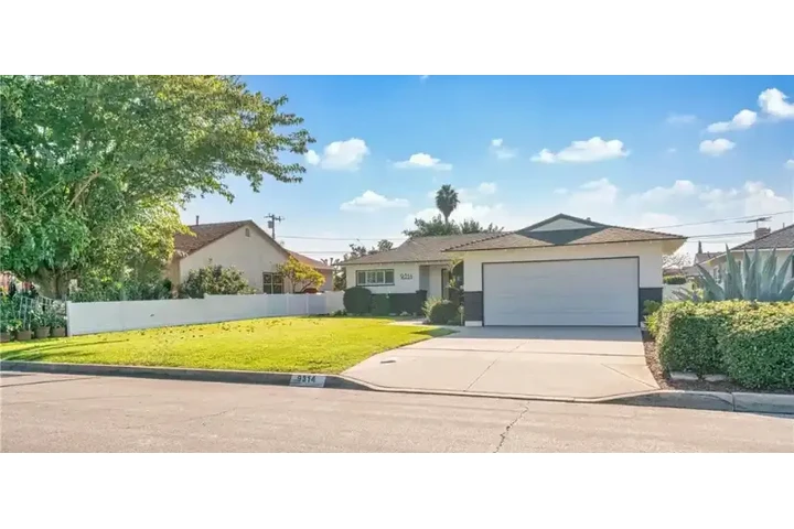 $2000 : Beautiful.3Beds}2Bath Availabl image 1