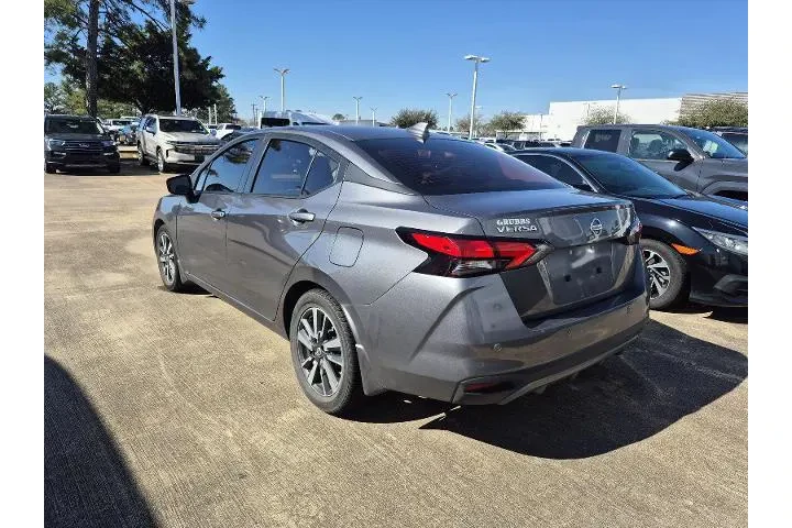 $12981 : Nissan Versa 2021 SV 4dr Sed image 4