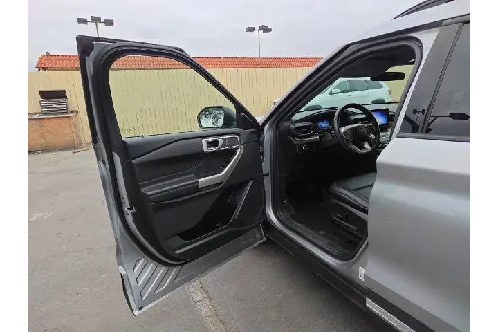 $33085 : Ford Explorer 2023 AWD XLT 4 image 6