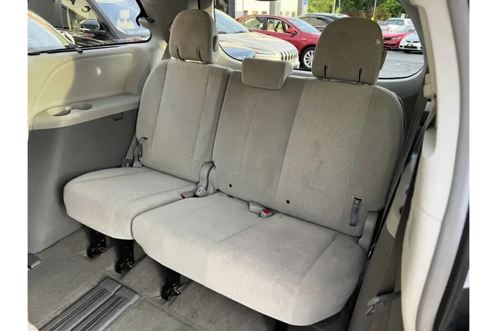 $9900 : 2012 Sienna LE 8-Passenger image 9