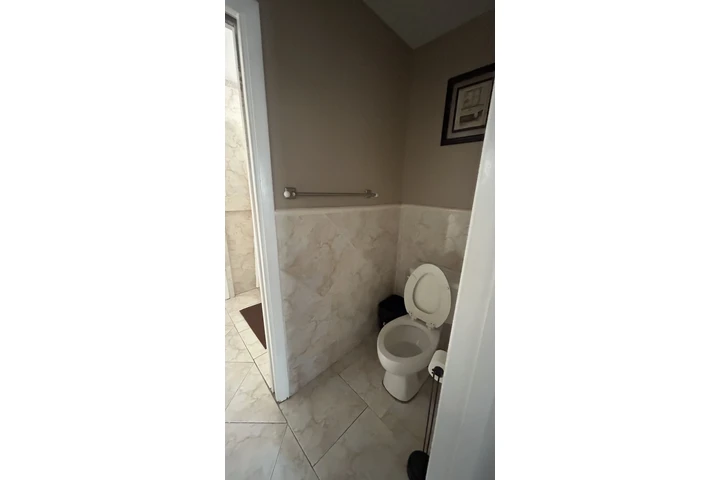 $600 : Cuarto ampleo  y bien ubicado. image 3