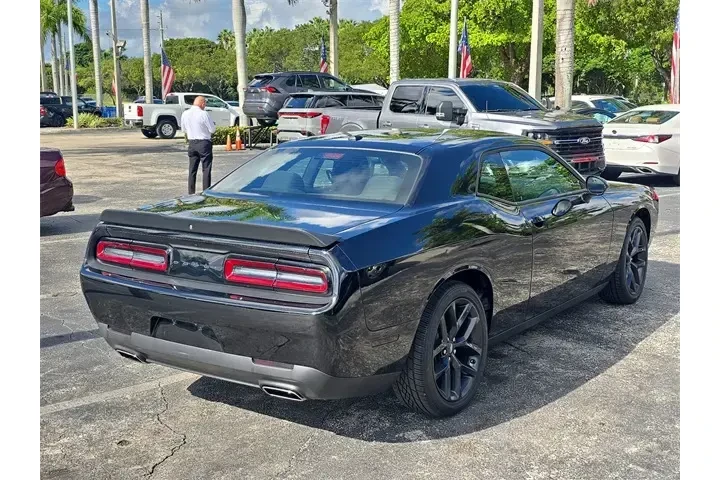 $22990 : Dodge Challenger 2022 SXT 2d image 3