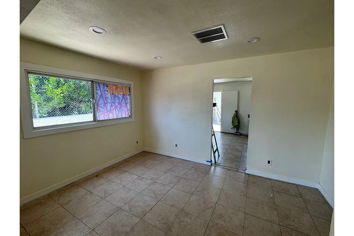 $950 : cozy living  spacious home image 3