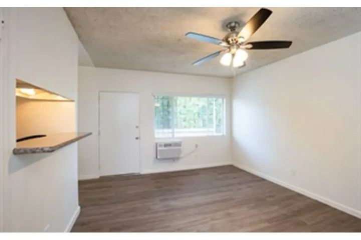 $2000 : 2 bed 2 bath in James M wood image 4