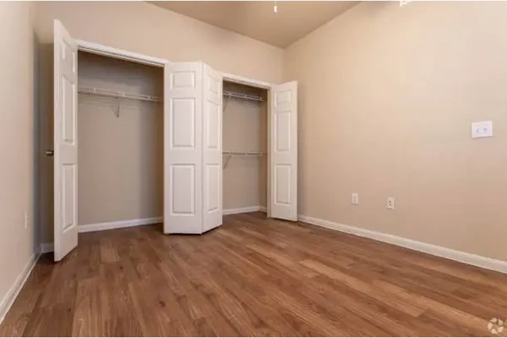 $1300 : Dive into comfort image 2