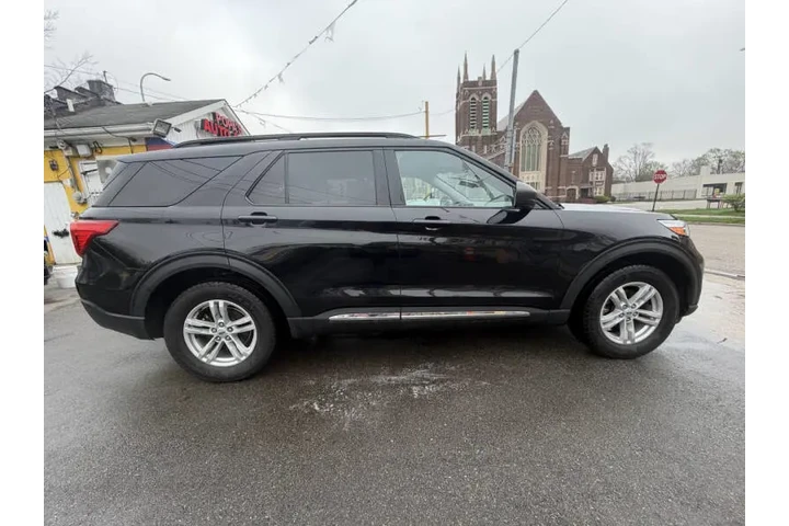 2022 Explorer XLT image 9