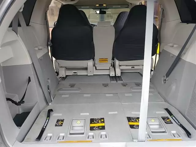 $9500 : 2014 Toyota SIENNA LE image 4