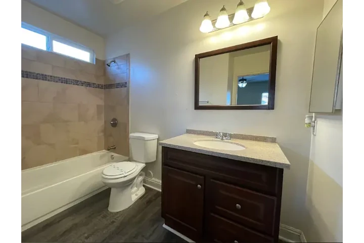 $2575 : 3bed and 2baths available image 9