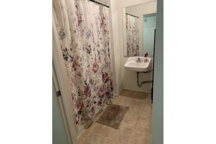 $750 : Cuarto de Renta image 4