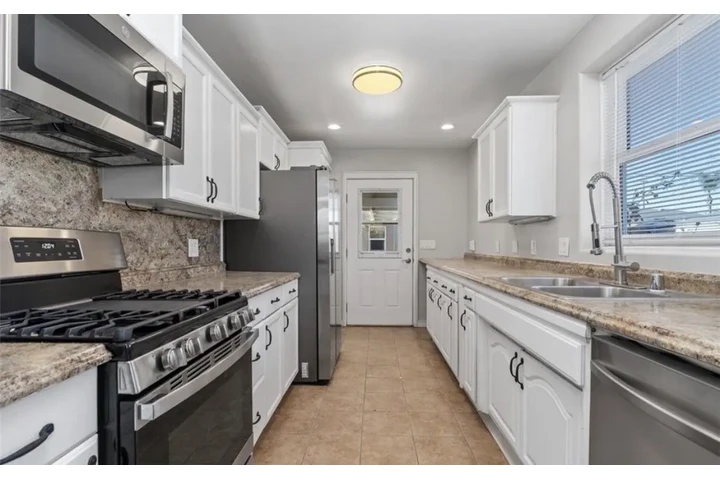 $2400 : Spacious 3 Bedroom Home in image 4