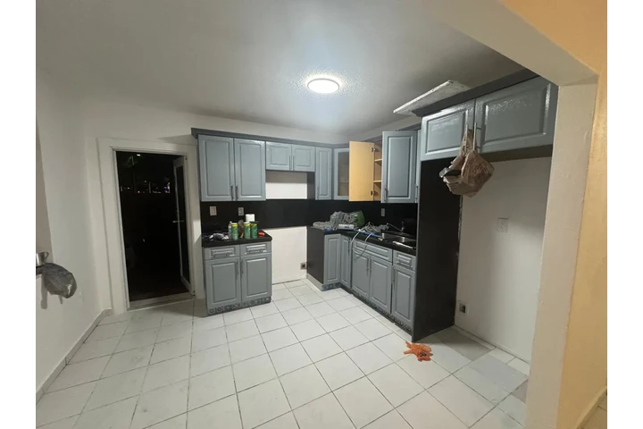 $3000 : RENTO CASA RECIEN REMODELADA. image 3