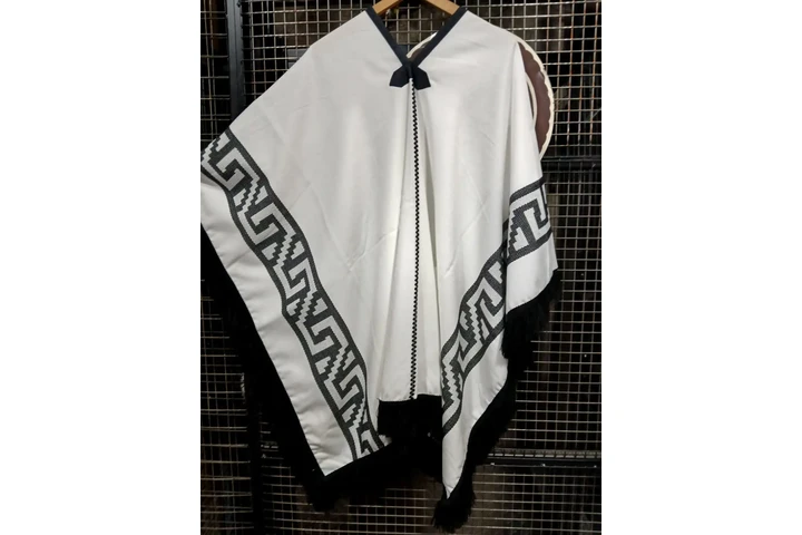 $400000 : Ponchos y tejidos Calamaco. image 7