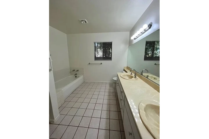$2550 : 3 bedroom house in Koreatown image 9
