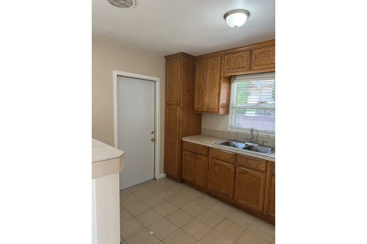 $2450 : Casa en Paramount  2Recamaras image 2