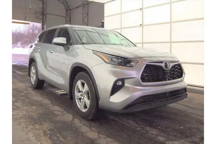 $30997 : Toyota Highlander 2024 AWD L image 3