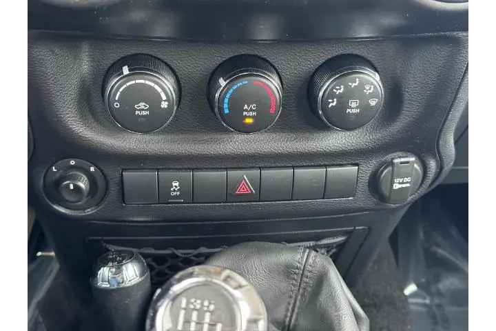 $16000 : Jeep Wrangler 2016 4x4 Sport image 9