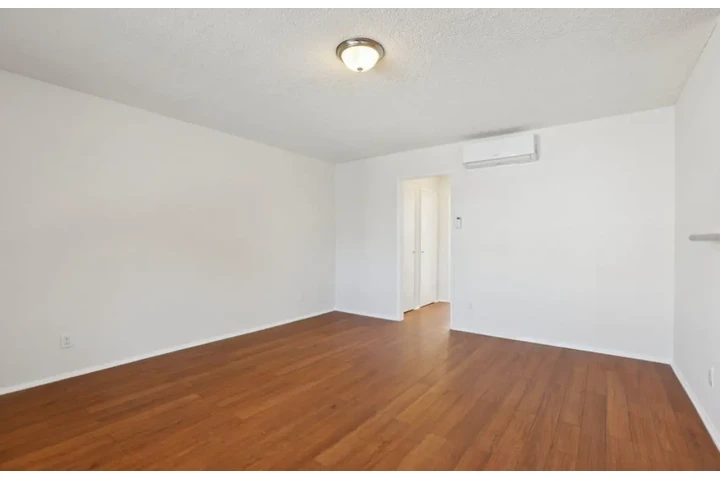 $2300 : 3 Bedroom Apt in West Adams image 7