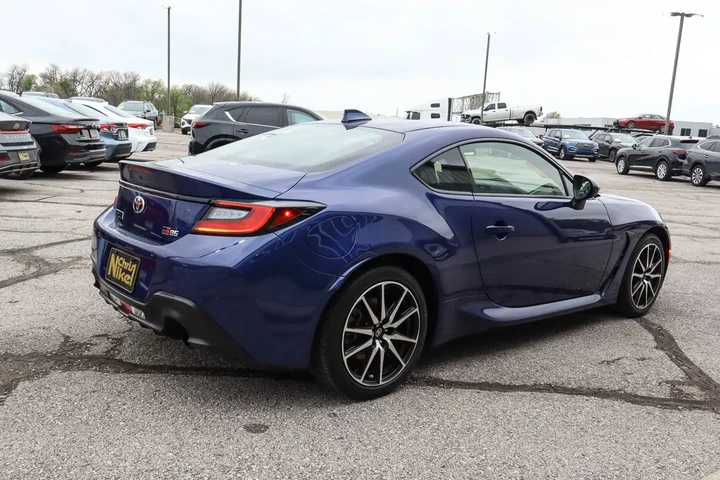 $26988 : 2022 GR86 Auto image 4