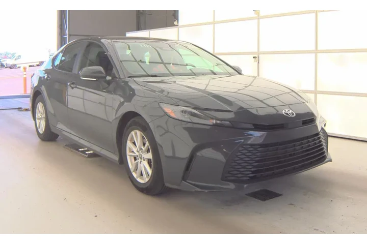 $27490 : Toyota Camry 2025 AWD LE 4dr image 3