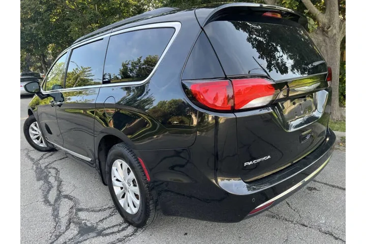 $12495 : 2017 Pacifica Touring-L image 6