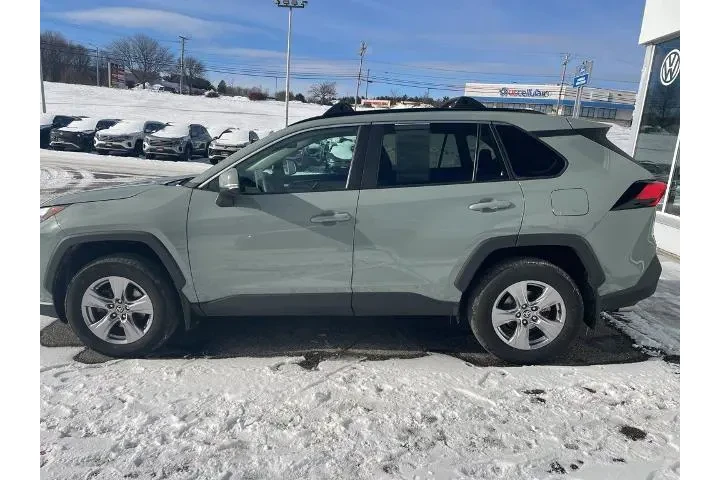 $29991 : Toyota RAV4 2023 AWD XLE 4dr image 4