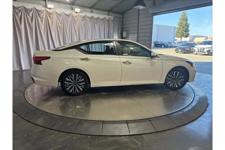 $16777 : Nissan Altima 2023 2.5 SV 4d image 4