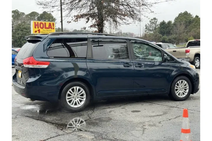 2012 Sienna XLE 7-Passenger A image 6