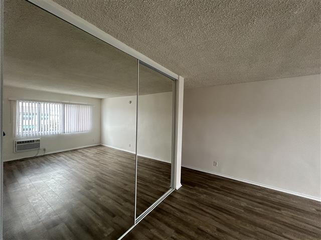 $1495 : 7900 Reseda Blvd image 4