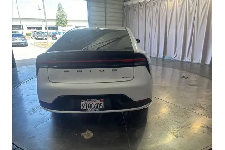 $27799 : Toyota Prius 2025 XLE 4dr Ha image 6