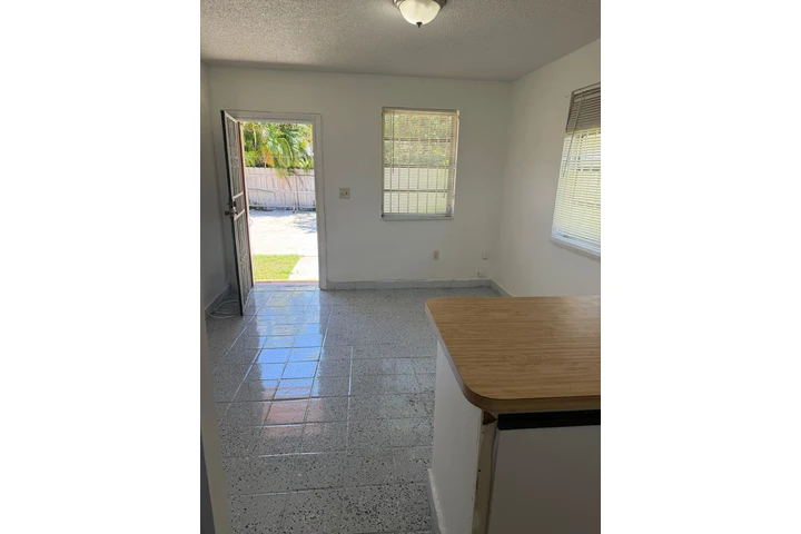 $1300 : RENTO APTO INDEPENDIENTE MIAMI image 1