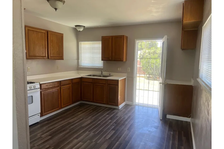 $1000 : Newly remodeled  3-bedroom image 4
