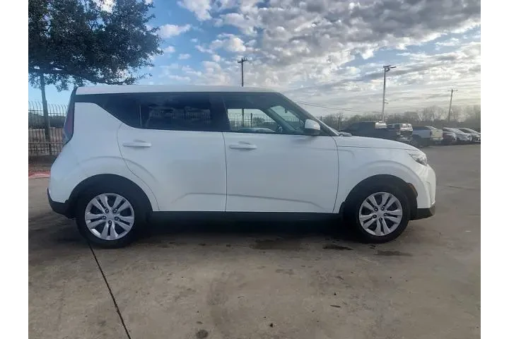 $17998 : Kia Soul 2023 LX 4dr Crossov image 2