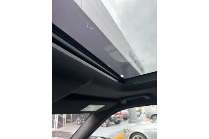 $17790 : Land Rover Discovery 2017 AW image 4