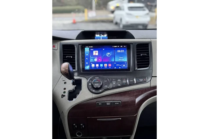 2012 Sienna XLE 7-Passenger A image 8