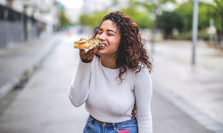 Mujer comiendo pizza