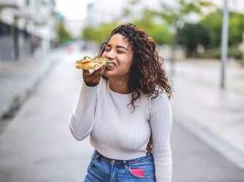 Mujer comiendo pizza