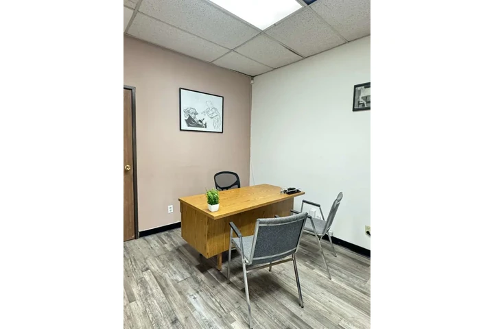 OFICINA COMPARTIDA DESOCUPADA! image 1