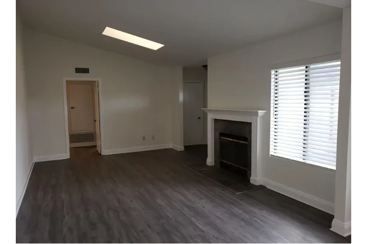$2390 : Beautiful 2bed in LA image 2