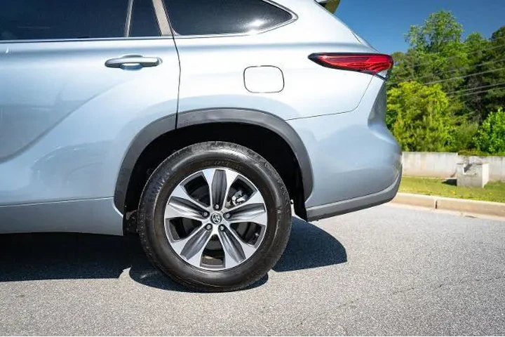 $39874 : Toyota Highlander 2023 LE 4d image 6