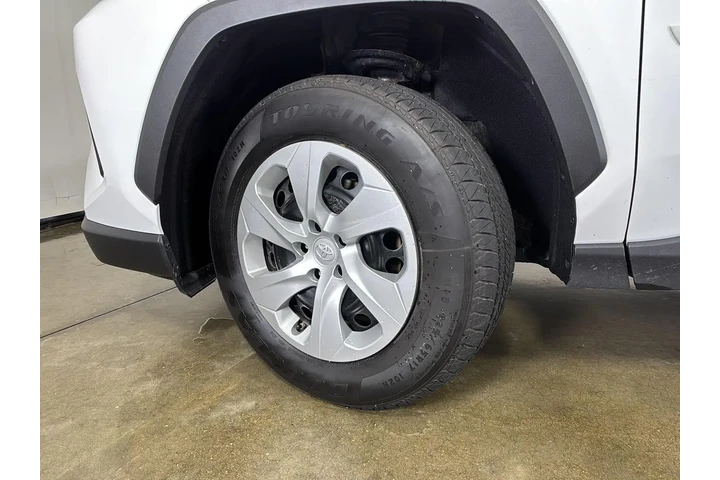 $31989 : Gold Certified 2024 RAV4 LE image 5