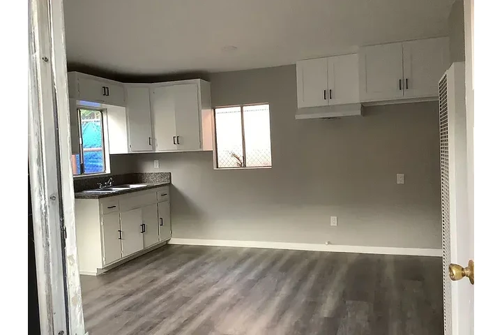 $950 : Modern 1BD 1BT available image 4