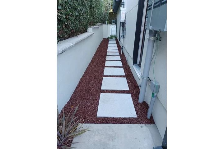 Arellano lawn care y landscape image 4