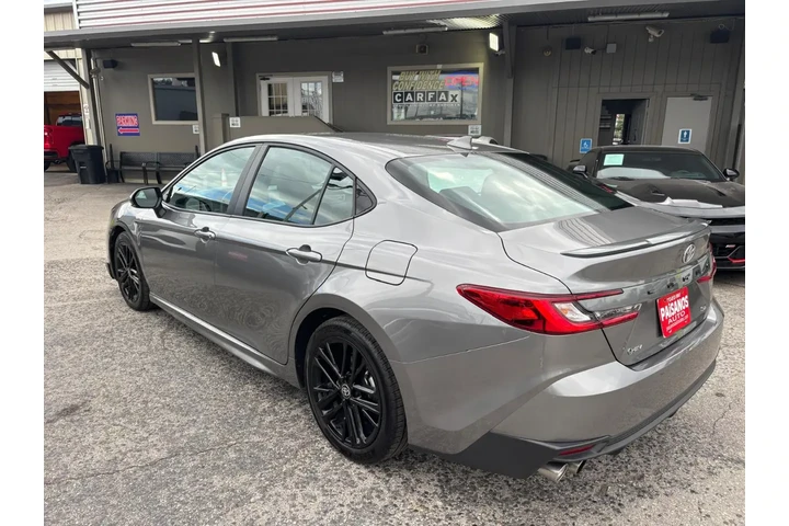 2025 Camry SE image 6