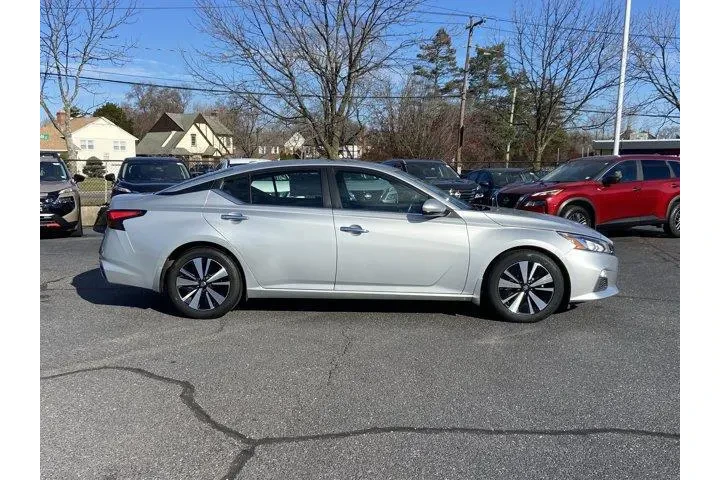 $14495 : Nissan Altima 2021 2.5 SV 4d image 3