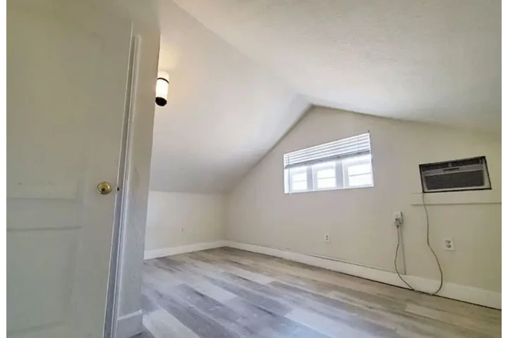 $2600 : 3 Bedroom Apt in koreatown LA image 5