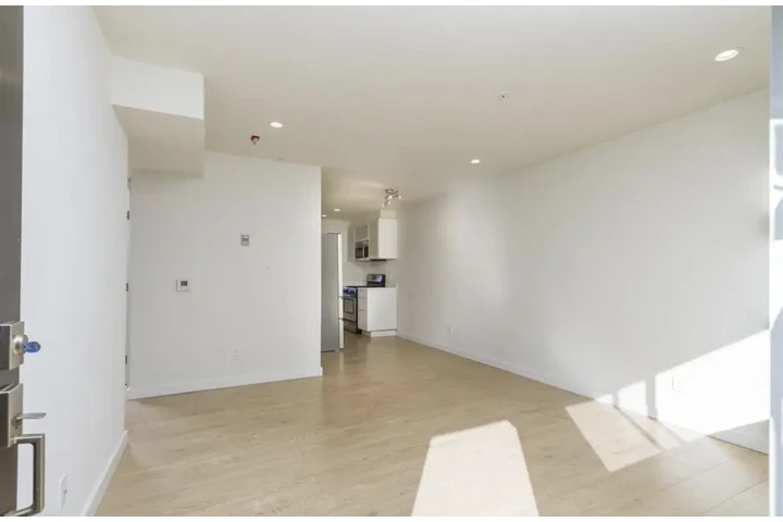 $1550 : 1 Bedroom Apt in Koreatown, LA image 2
