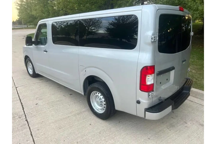 $18997 : 2019 NV 3500 HD S image 9