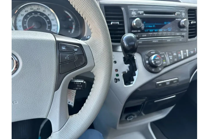 $13495 : 2012 TOYOTA SIENNA image 2